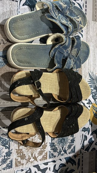 Sandalias de cuña beige y negras y chanclas