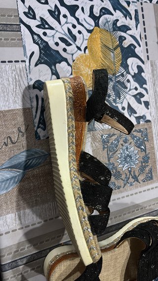 Sandalias de cuña beige y negras y chanclas