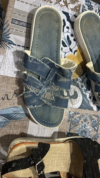 Sandalias de cuña beige y negras y chanclas