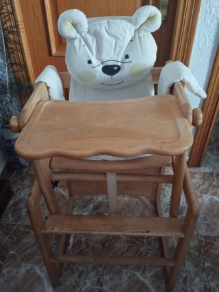 Trona y mesa de bebé de madera