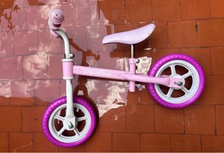 Bicicleta de equilibrio rosa para niños