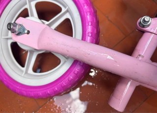 Bicicleta de equilibrio rosa para niños