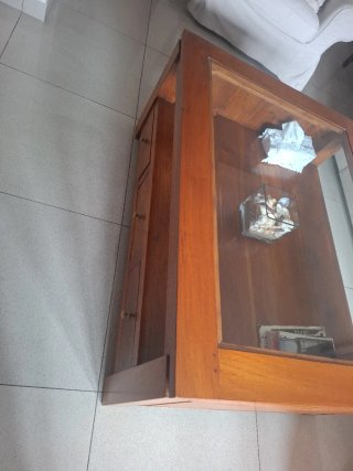 Mesa de centro de madera y cristal