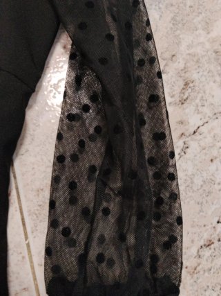 Vestido negro con labios rojos