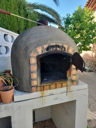 Forno a legna rustico in pietra e metallo
