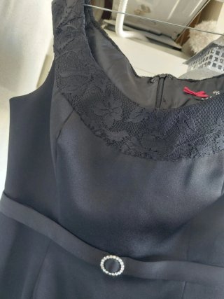 Vestido negro elegante con pedrería