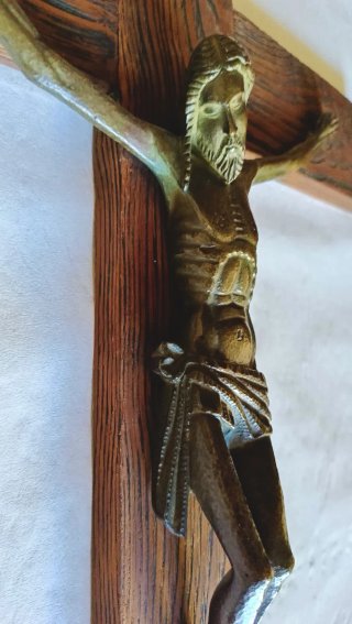 Crucifijo madera y figura bronce