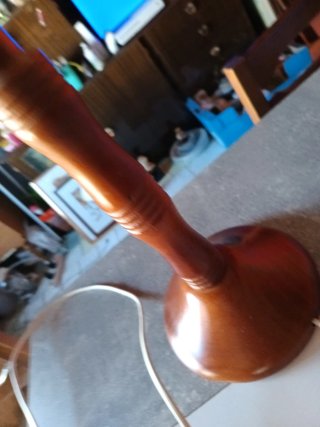 Lámpara de mesa madera y tulipa dorada