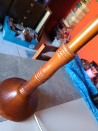 Lámpara de mesa madera y tulipa dorada