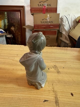 Figura de niña rezando Nao