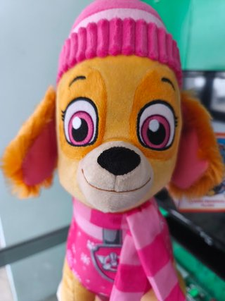 Peluche Patrulha Pata Skye de Inverno 45cm sentado