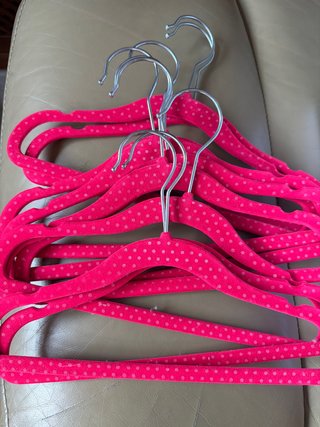 Perchas terciopelo rosa lunares (niñas)