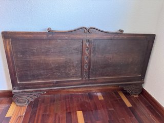 Cabecero de cama de madera antiguo