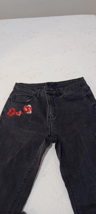 Pantalón vaquero negro con bordado floral