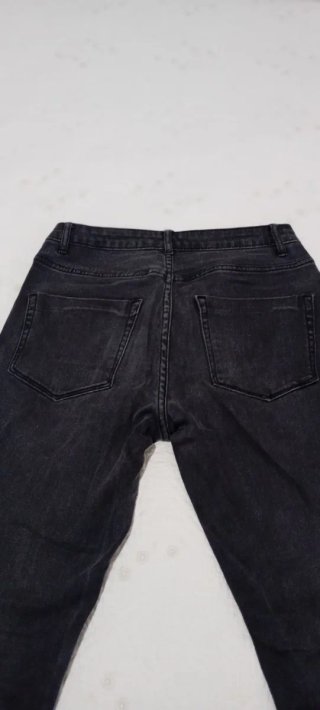 Pantalón vaquero negro con bordado floral