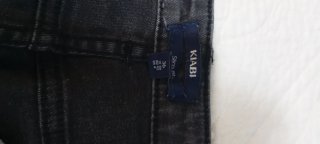 Pantalón vaquero negro con bordado floral