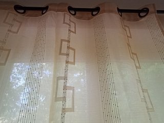 Tende beige in velo con anelli in metallo bronzo