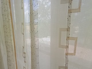 Tende beige in velo con anelli in metallo bronzo