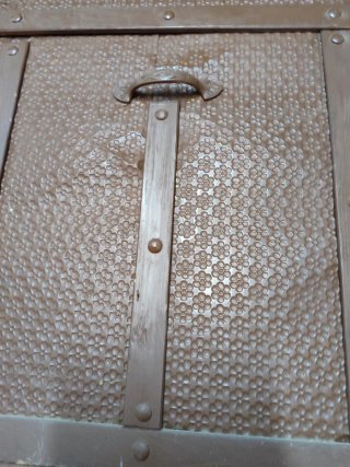 Baúl antiguo madera y chapa decorada