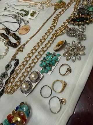 Lote bisutería variada: collares, pulseras y anill