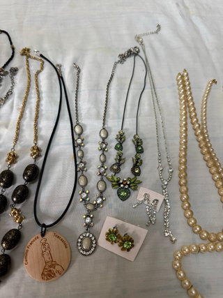 Lote bisutería variada: collares, pulseras y anill