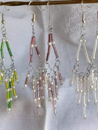 Pendientes fantasía plateados y blancos, verdes, m