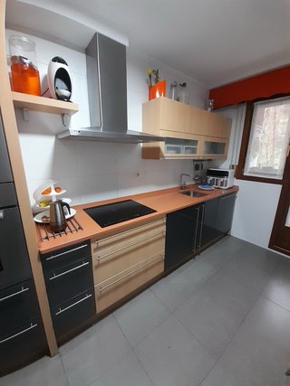 Cocina completa: muebles, encimera y campana