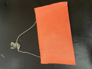 Bolso de mano naranja con cadena