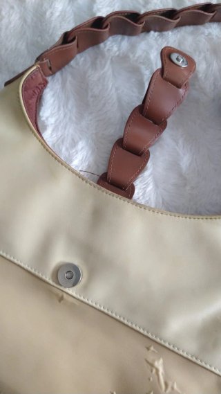 Bolso de hombro marrón y camel