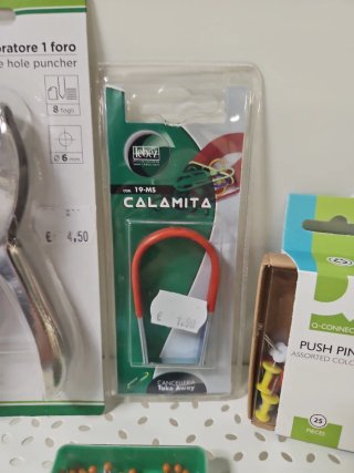 Set cancelleria: perforatore, puntine, calamite
