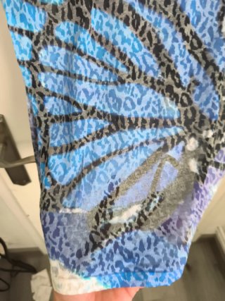 Camiseta mariposa animal print con tachuelas