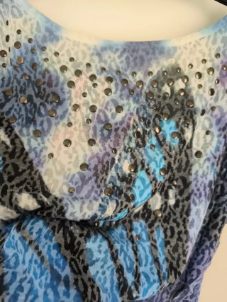 Camiseta mariposa animal print con tachuelas