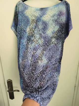 Camiseta mariposa animal print con tachuelas