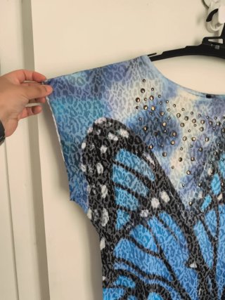 Camiseta mariposa animal print con tachuelas