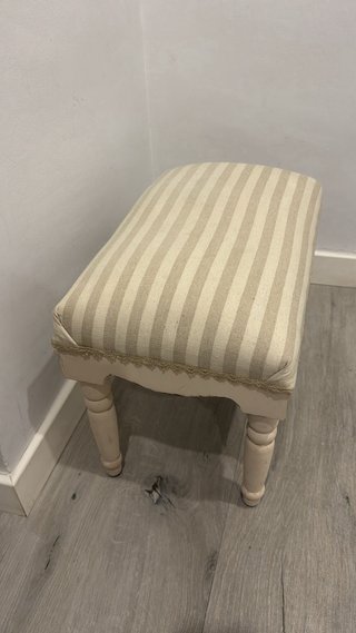 Reposapiés antiguo tapizado y pintado