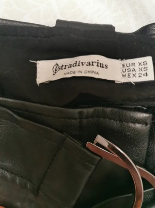 ​Falda mini efecto cuero Stradivarius talla S