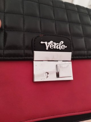 Bolso Negro y Rojo marca Verde