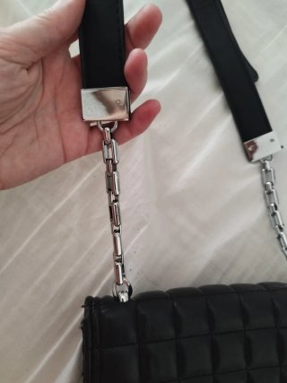 Bolso Negro y Rojo marca Verde