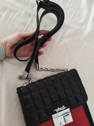 Bolso Negro y Rojo marca Verde