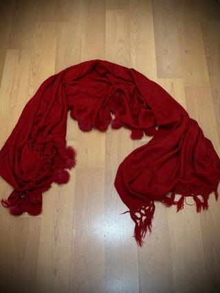 Bufanda roja con pompones