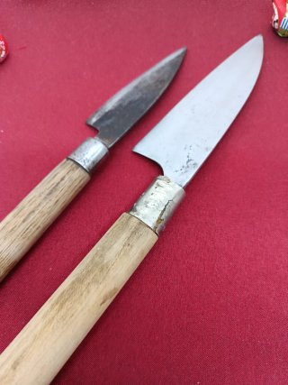 Coltelli giapponesi in metallo e legno