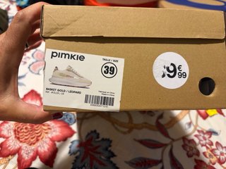 Zapatillas deportivas T.39 a estrenar.