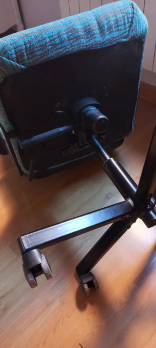 Silla de oficina giratoria regulable en altura.