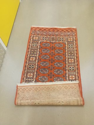 Tappeto di lana arancione e rossa