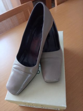 Zapatos de salón color visón