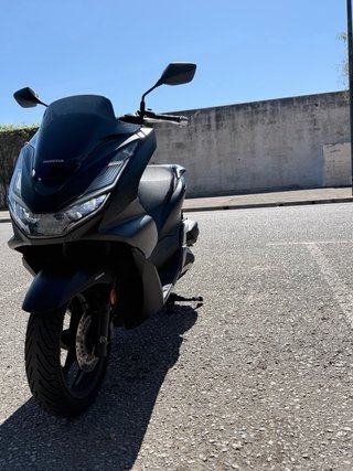 Honda PCX 2023 Negra - Maxi Scooter Automática