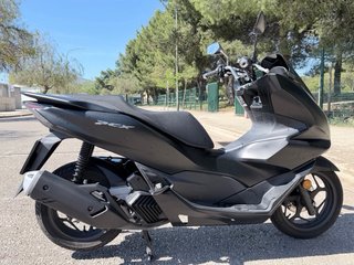 Honda PCX 2023 Negra - Maxi Scooter Automática