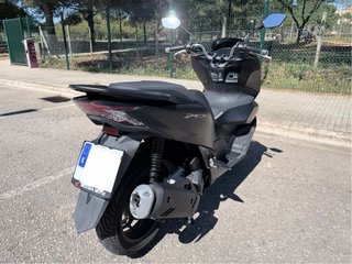 Honda PCX 2023 Negra - Maxi Scooter Automática