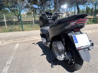 Honda PCX 2023 Negra - Maxi Scooter Automática