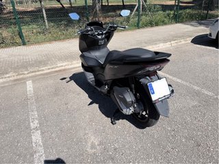 Honda PCX 2023 Negra - Maxi Scooter Automática
